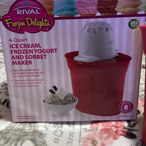 Ice Cream Maker - Picture 15 of 17